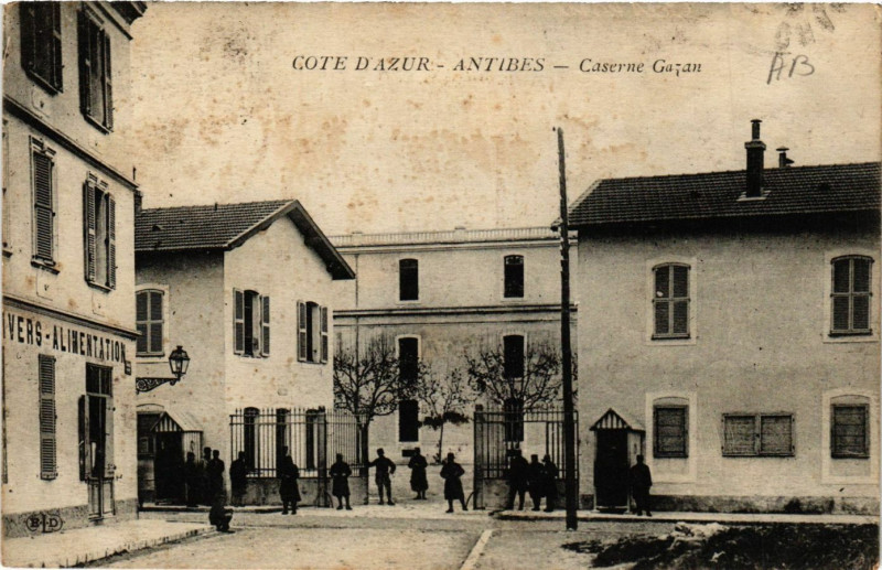 Carte postale ancienne Antibes - Caserne Gazan à Antibes