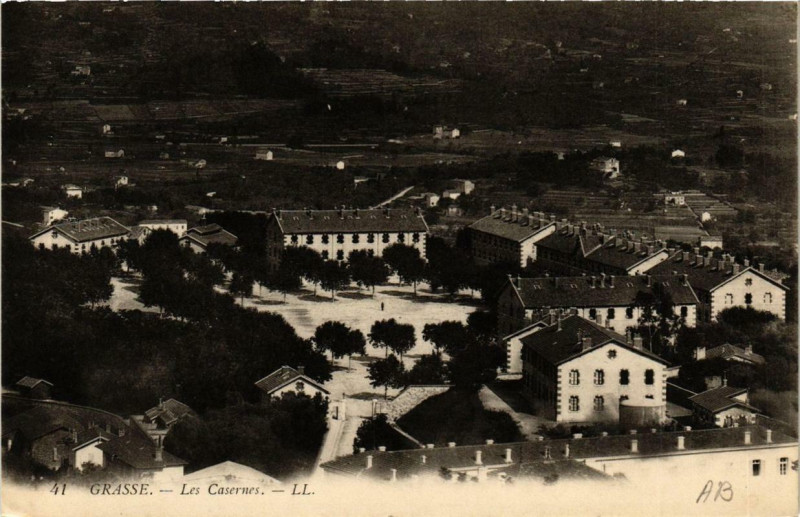 Carte postale ancienne Grasse Les Casernes à Grasse