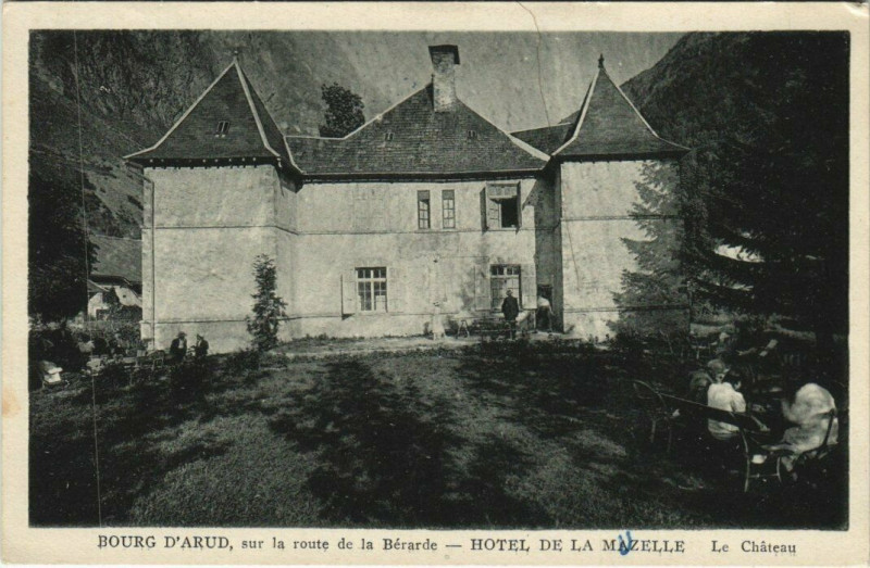 Carte postale ancienne Bourg D'Arud sur la route de la Berarde - Hotel de la Mazelle
