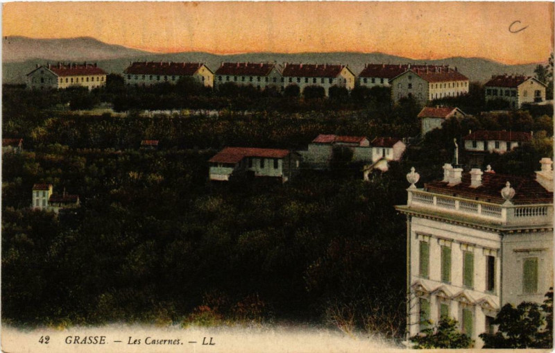 Carte postale ancienne Grasse Les Casernes à Grasse