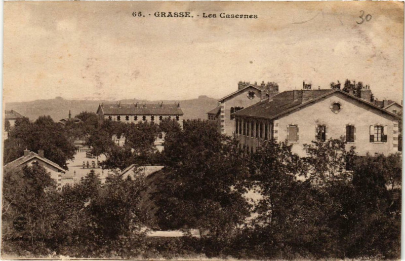 Carte postale ancienne Grasse Les Casernes à Grasse