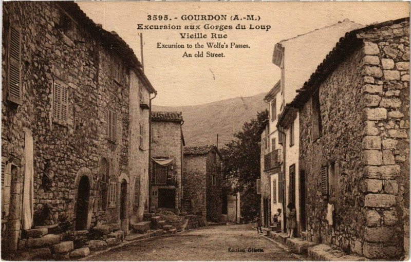 Carte postale ancienne Gourdon - Excursion aux Gorges du Loup - Vieille Rue à Gourdon