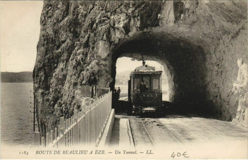 Carte postale ancienne Route de Beaulieu a Eze Un Tunnel à Èze