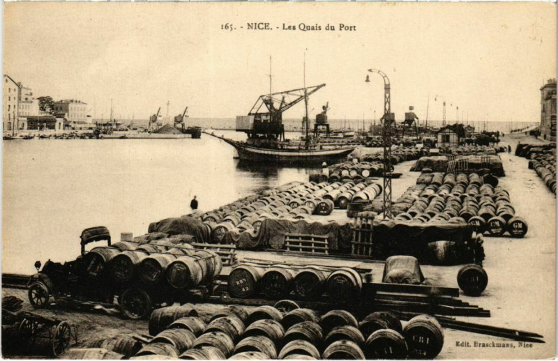 Carte postale ancienne Nice- Les Quais du Port France à Nice