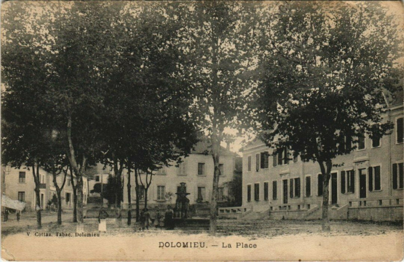 Carte postale ancienne Dolomieu - La Place à Dolomieu