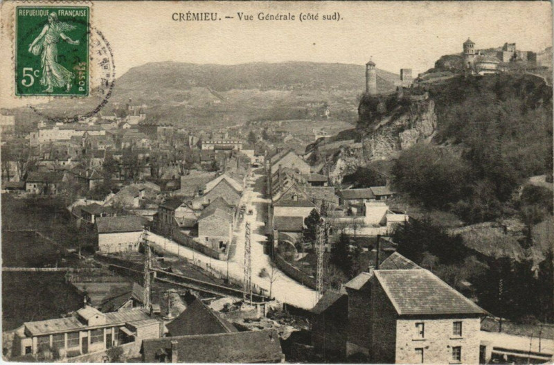 Carte postale ancienne Cremieu - Vue générale (cote sud) à Crémieu