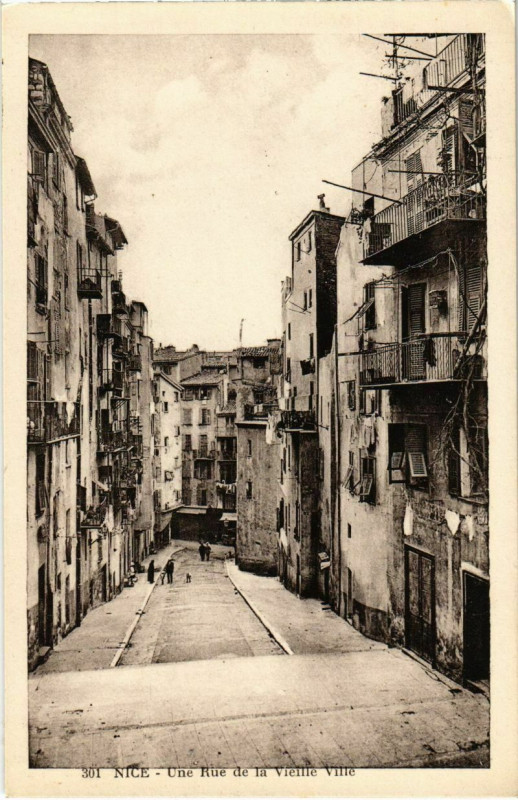 Carte postale ancienne Nice- Une Rue de la Vieille Ville France à Nice