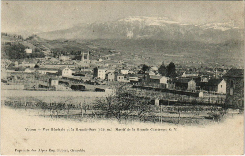 Carte postale ancienne Voiron - Vue générale et la Grande Sure (1924 m) à Voiron