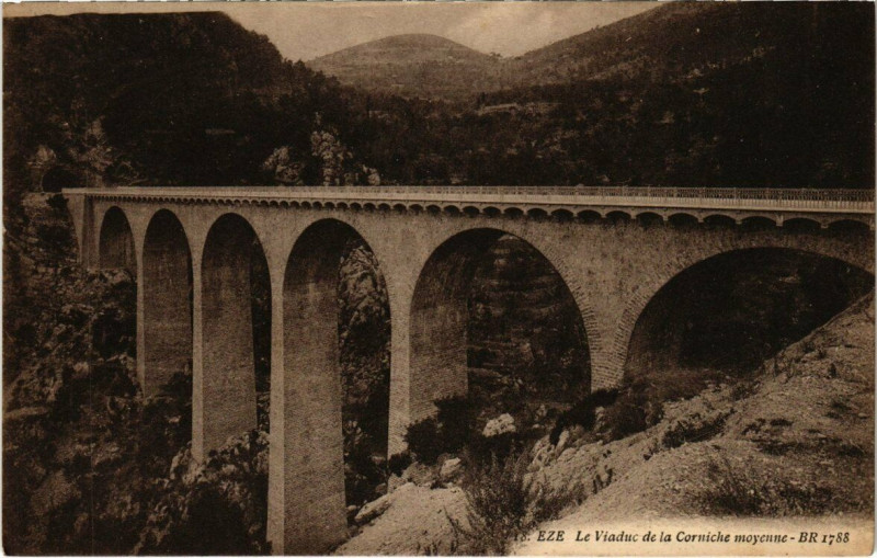Carte postale ancienne Eze - Le Viaduc de la Corniche moyenne à Èze