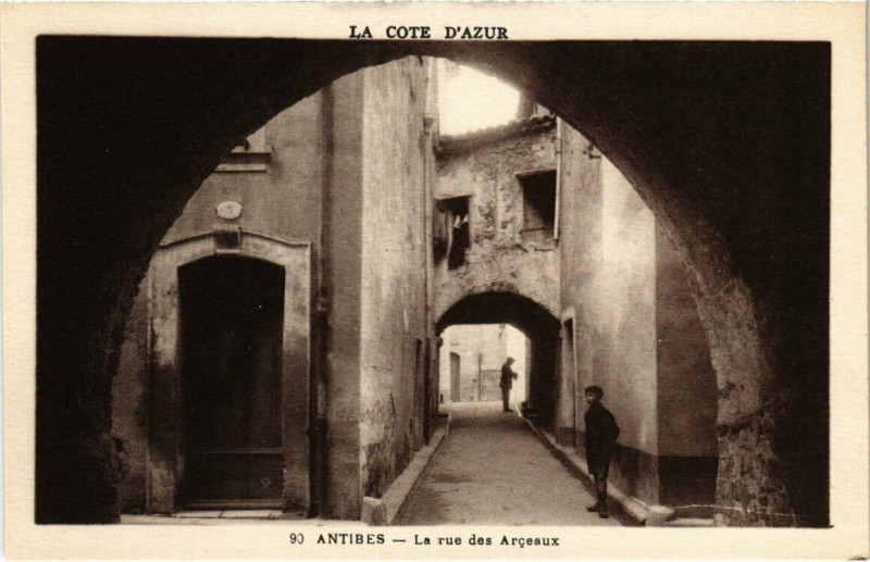 Carte postale ancienne Antibes - La rue des Arceaux à Antibes