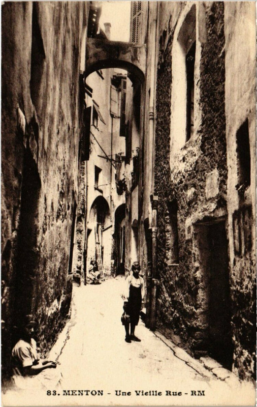 Carte postale ancienne Menton - Une Vieille Rue à Menton