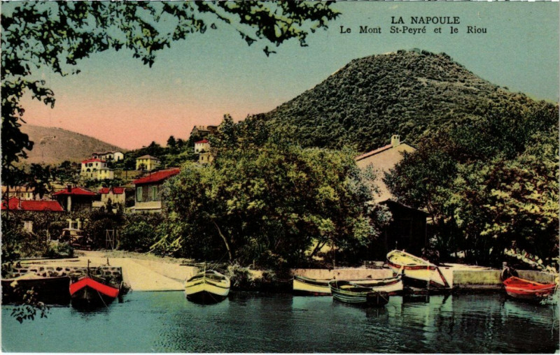 Carte postale ancienne La Napoule - Le Mont Saint-Peyré et le Riou