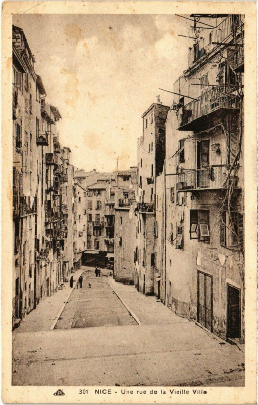 Carte postale ancienne Nice - Une rue de la Vieille Ville à Nice