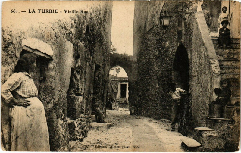 Carte postale ancienne La Turbie - Vieille Rue à La Turbie