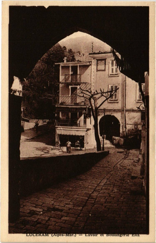 Carte postale ancienne Lucéram - Place Adrien-Barralis à Lucéram
