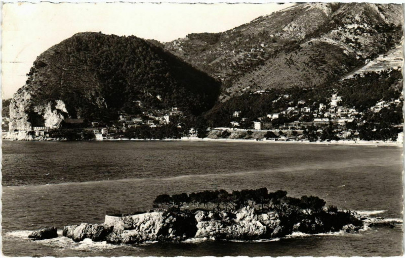 Carte postale ancienne Eze-sur-Mer - Le Cap Roux et l'Isolette à Èze