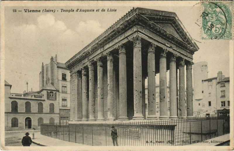 Carte postale ancienne Vienne - Temple d'Auguste et de Livie à Vienne
