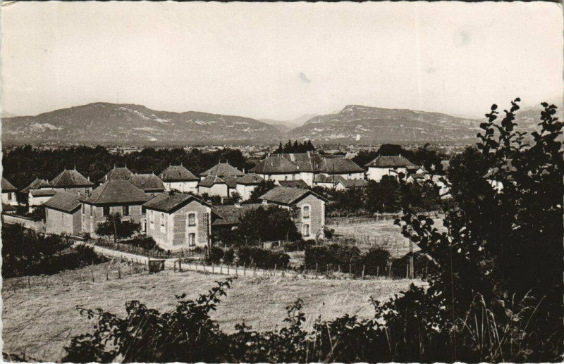 Carte postale ancienne Dolomieu - Vue générale à Dolomieu