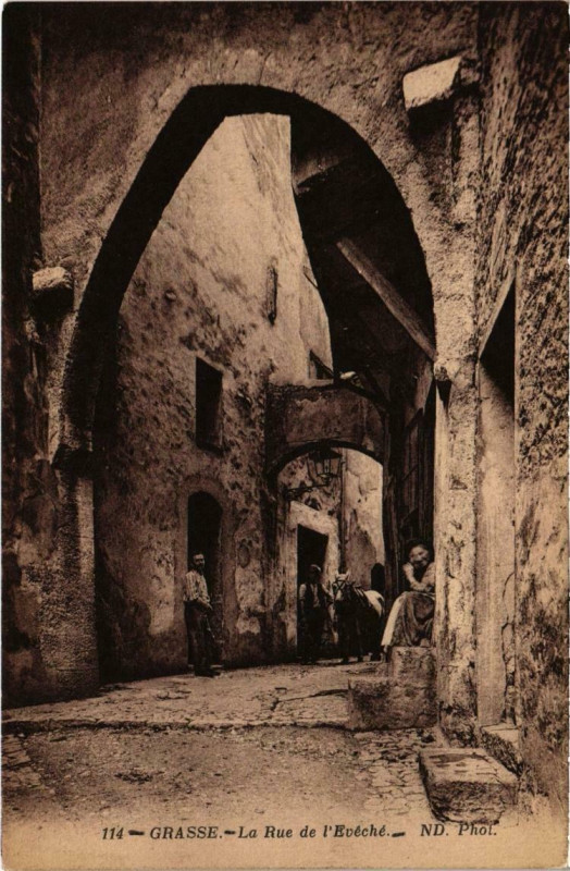 Carte postale ancienne Grasse (Dep.06) La Rue de l'Evéché à Grasse