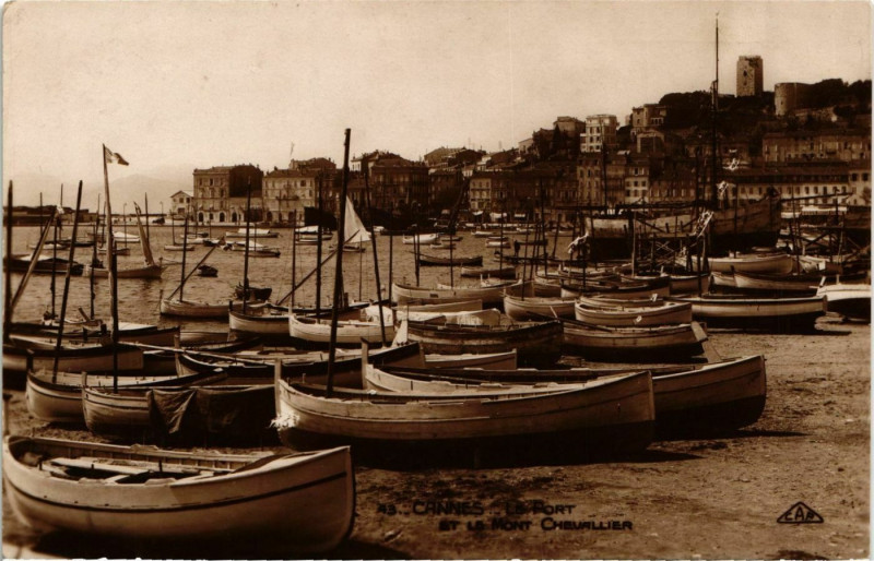 Carte postale ancienne Cannes Le Port St. Mont Chevallier à Cannes