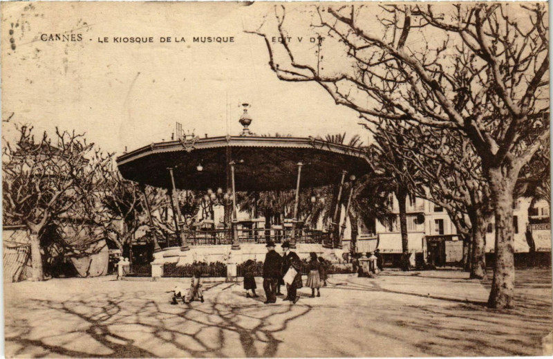 Carte postale ancienne Cannes-Le Kiosque la Musique à Cannes