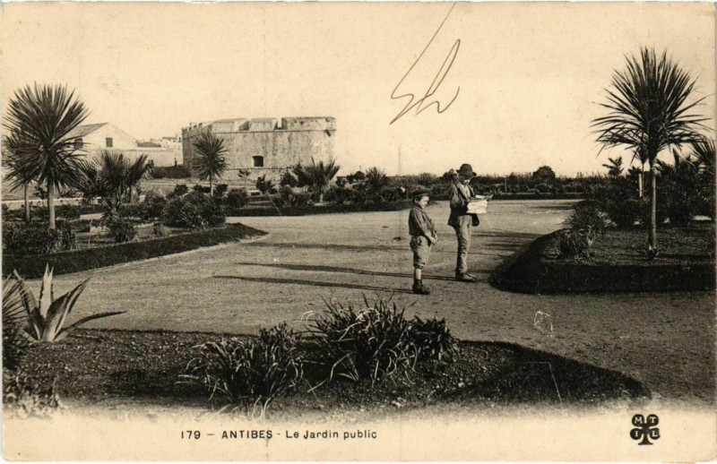 Carte postale ancienne Antibes Le Jardin public à Antibes
