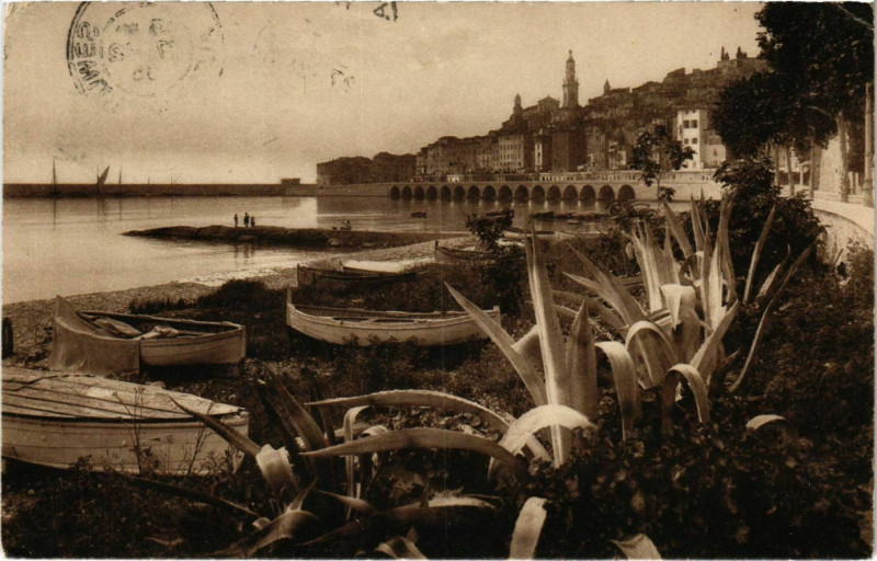 Carte postale ancienne Menton Vue prise de Garavan à Menton