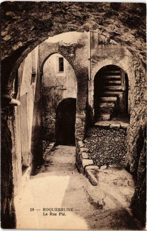 Carte postale ancienne Roquebrune La Rue Pié