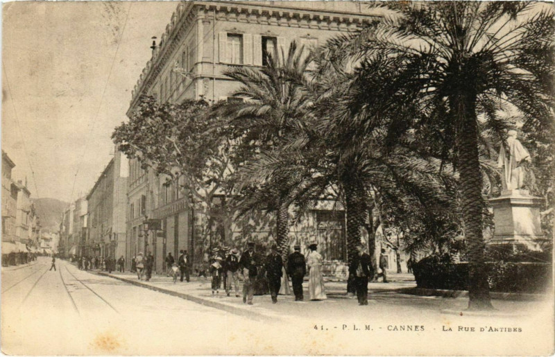 Carte postale ancienne Cannes La Rue d'Antibes à Cannes
