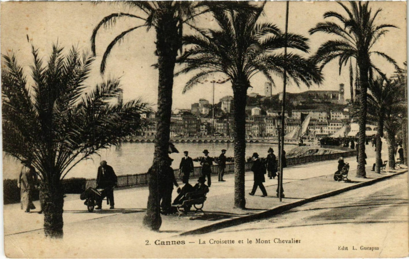 Carte postale ancienne Cannes La Croisette et le Mont Chevalier à Cannes