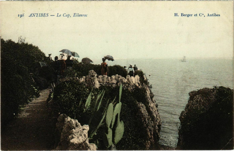 Carte postale ancienne Antibes Le cap Eilenroc à Antibes
