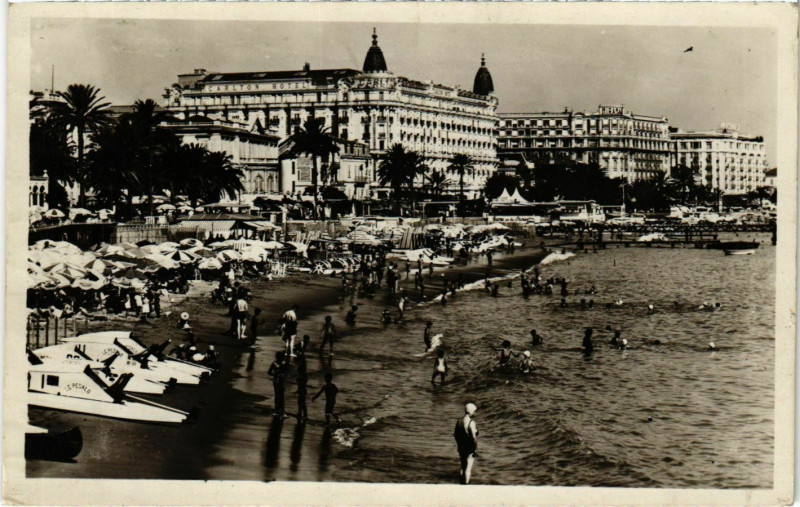Carte postale ancienne Cannes la Plage et la Croisette à Cannes