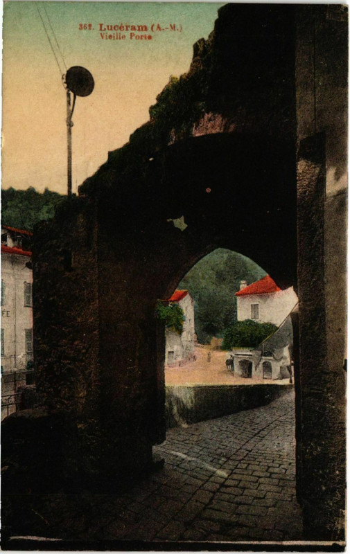 Carte postale ancienne Luceram Vieille Porte à Lucéram