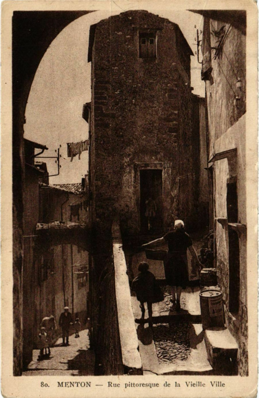 Carte postale ancienne Menton Rue pittoresque de la Vieille Ville à Menton