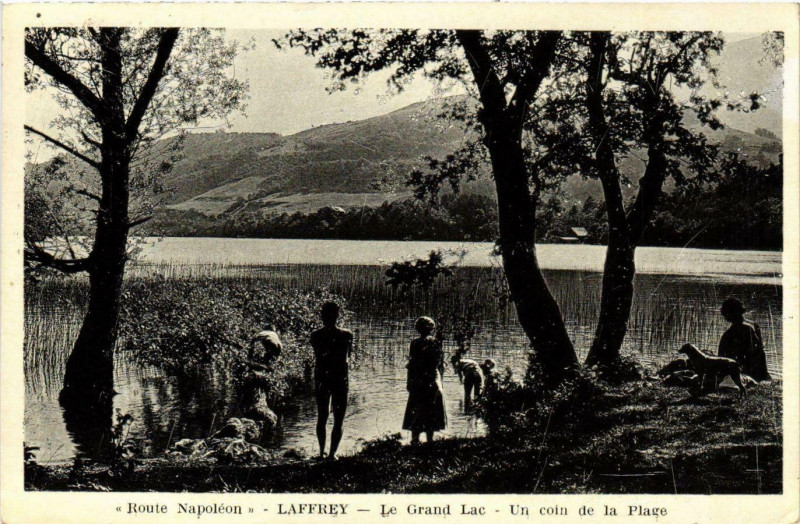Carte postale ancienne Laffrey - Le Grand Lac - Un Coin de la Plage France à Laffrey