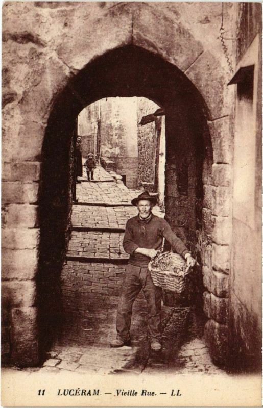 Carte postale ancienne Lucéram Vieille Rue à Lucéram
