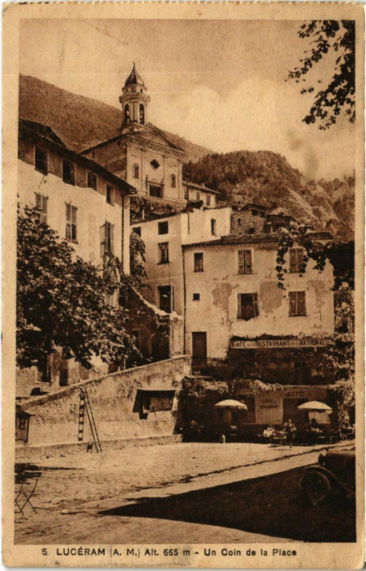 Carte postale ancienne Lucéram Un Coin de la Place à Lucéram