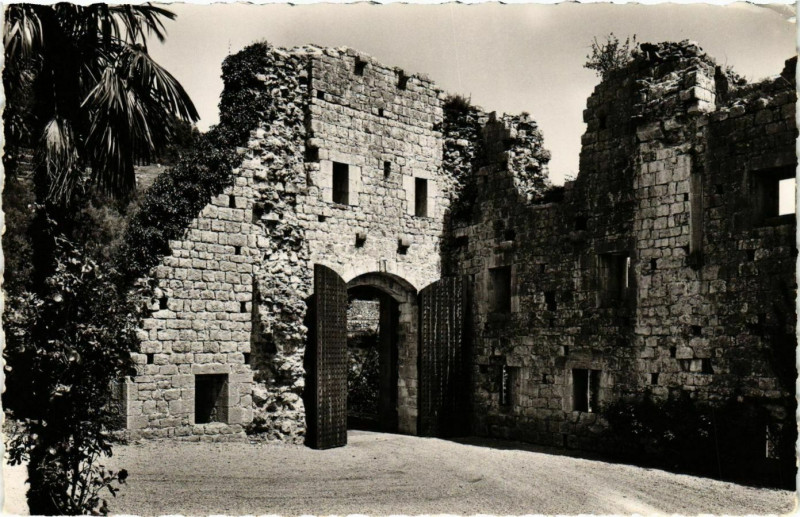 Carte postale ancienne Vence- Vestiges d'une Commanderie des Templiers France à Vence
