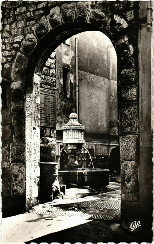 Carte postale ancienne Vence- La Fontaine du Peyra France à Vence