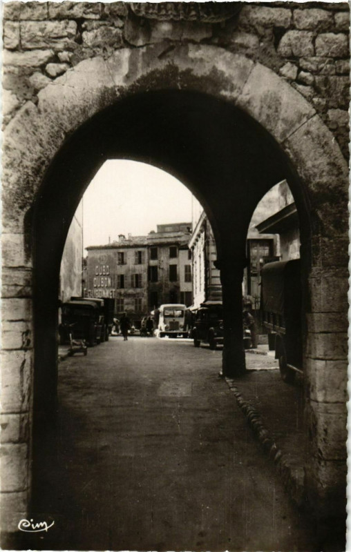 Carte postale ancienne Vence- Place de l'Hotel de Ville France à Vence