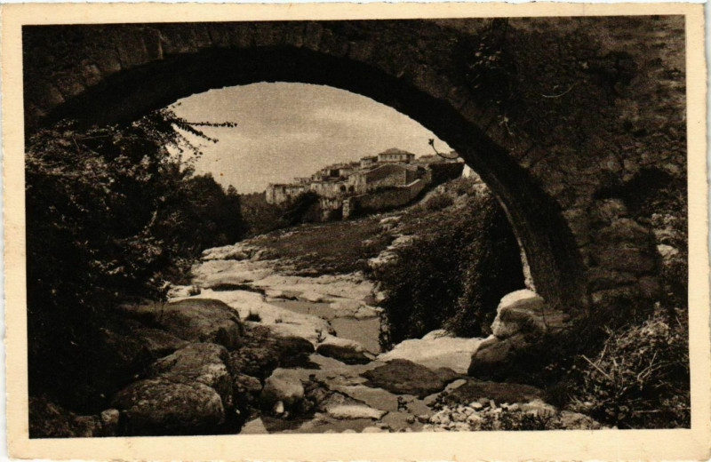 Carte postale ancienne Tourettes sur Loup- vue sous le vieux pont France