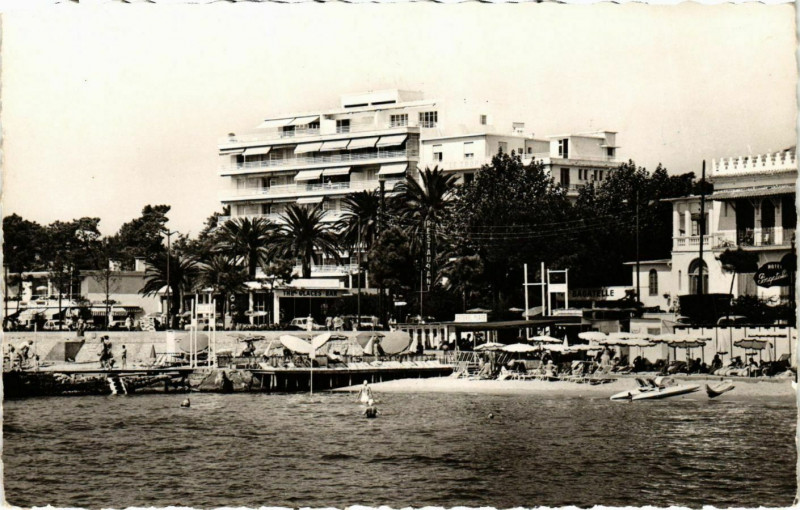 Carte postale ancienne Juan les Pins- La plage, la promenade et le Tropique France