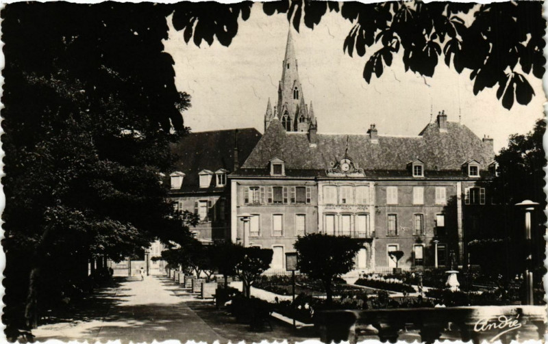 Carte postale ancienne Grenoble - L'Hotel de Ville et son Jardin France à Grenoble
