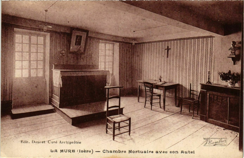 Carte postale ancienne La Mure - Chambre Mortuaire avec son Autel France à La Mure