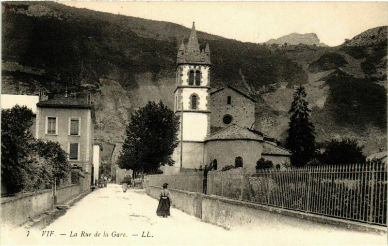 Carte postale ancienne Vif - La Rue de la Gare France à Vif