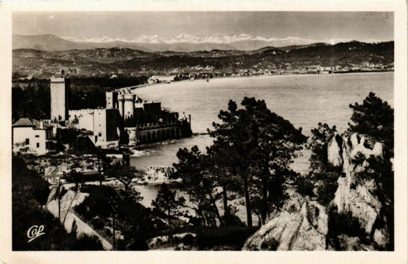 Carte postale ancienne La Napoule- vue sur le Chateau et la Chaine des Alpes France
