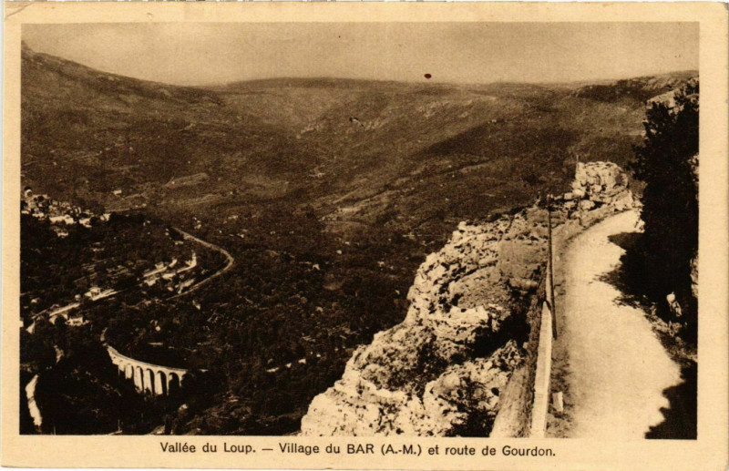 Carte postale ancienne Village du Bar et Route de Gourdon France à Gourdon