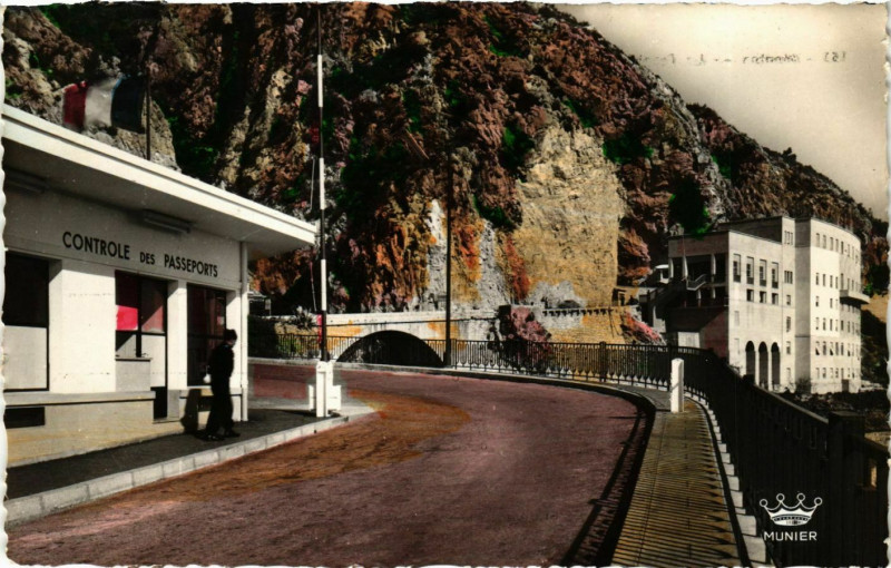 Carte postale ancienne Menton- La Frontiere et le Pont St Louis France à Menton