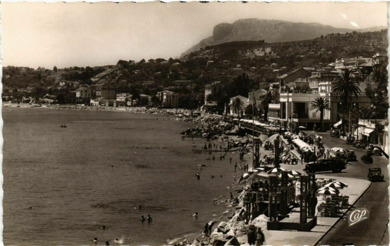 Carte postale ancienne Menton- La plage et le Casino France à Menton