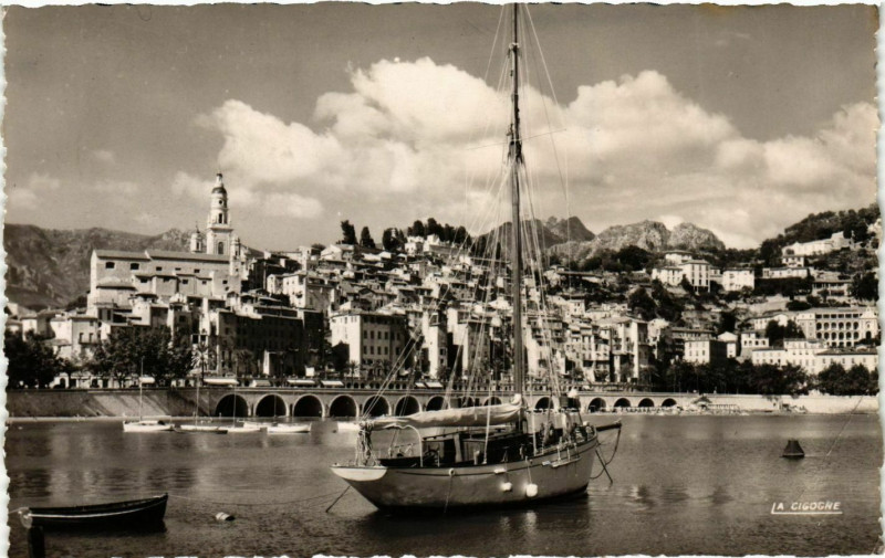 Carte postale ancienne Menton- Le Port et vue sur la ville France à Menton